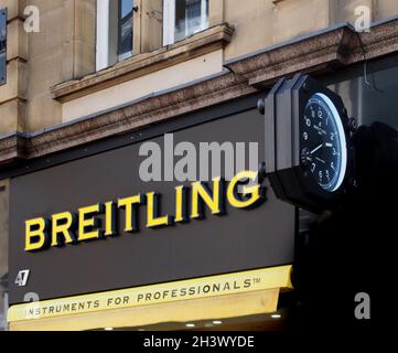 Breitling-Uhrenlogo und -Slogan auf dem Berrys-Laden im Zentrum von leeds Stockfoto