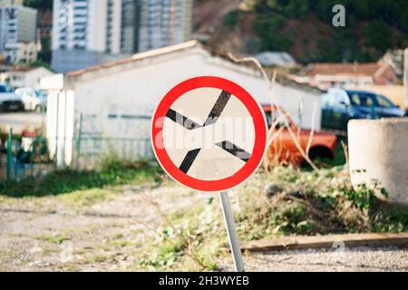 Strassenschild Mit Kreuz