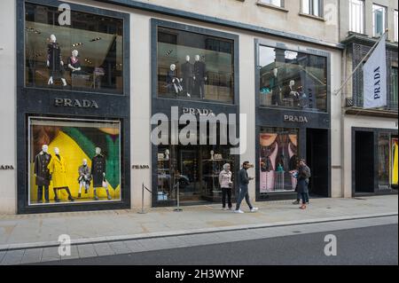 Außenansicht von Prada, einem italienischen Designer-Modegeschäft in der Old Bond Street, Mayfair, London, England, Großbritannien Stockfoto