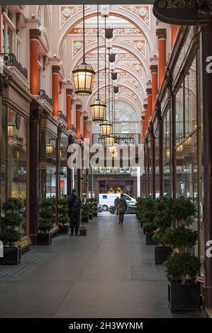 Die Royal Arcade, eine viktorianische Einkaufspassage, die zwischen Old Bond Street und Albemarle Street, Mayfair, London, England, Großbritannien, verläuft Stockfoto