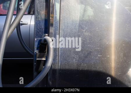 Staubsauger in einem Fach bei einer Autowaschanlage aus nächster Nähe Stockfoto