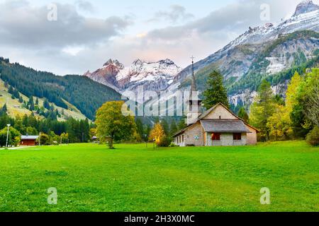 Kandersteg Kirche, Sonnenuntergangsberge, Schweiz Stockfoto