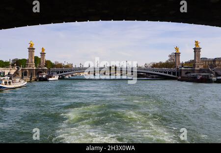 Historische Brücke (Pont Alexandre III) über die Seine in Paris Frankreich Stockfoto
