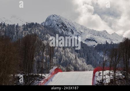 Beeindruckende Landschaft der Kaukasus-Berge und Skigebiete in Krasnodar, Russland. Stockfoto