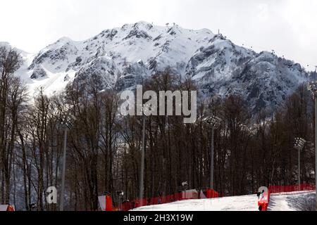 Beeindruckende Landschaft der Kaukasus-Berge und Skigebiete in Krasnodar, Russland. Stockfoto