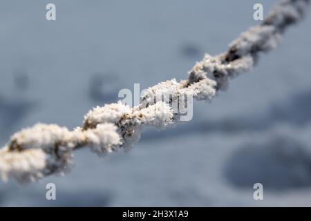 Eine Kette aus mattiertem Eisen. Selektiver Fokus. Stockfoto