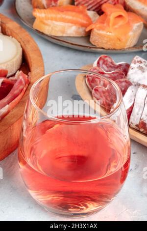 Rosenwein mit Schinken, Käse und Lachs-Sandwiches. Spanische Tapas in einer Bar Stockfoto