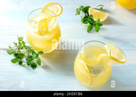 Zitroneneistee. Hausgemachte, frische Limonade auf einem Holzhintergrund Stockfoto