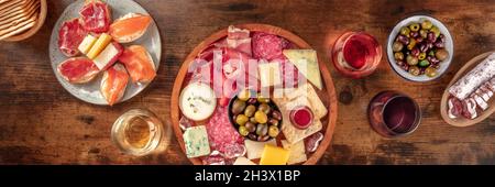 Italienische Antipasti oder spanische Tapas-Panorama. Gourmet-Wurst und Käse Stockfoto