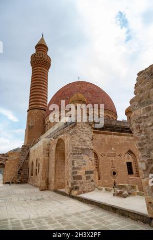 Die Moschee und das Minarett des Ishak Pascha-Palastes im Stadtteil Doğubeyazıt der Stadt Ağrı im Osten der Türkei. Stockfoto