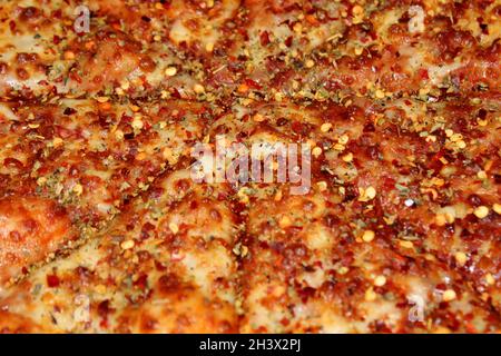 Nahaufnahme der pizza margherita mit einigen Chilischoten und einem Orangano-Belag Stockfoto