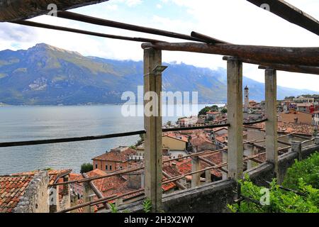 Das Zitronenhaus in Limone sul Garda am westlichen Ufer des Gardasees. Lombardei, Norditalien, Europa. Stockfoto