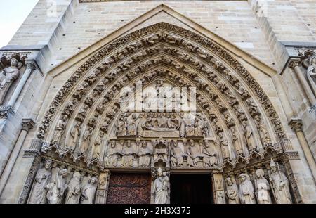 Wunderbare bildhauerischen und architektonischen Details der Kathedrale Notre Dame in Paris Frankreich. Vor dem Feuer. April 05, 2019 Stockfoto