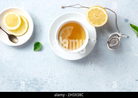 Zitronentee in einer Tasse, von oben mit einer Stelle für Text geschossen. Gesunde organische Entgiftung Stockfoto