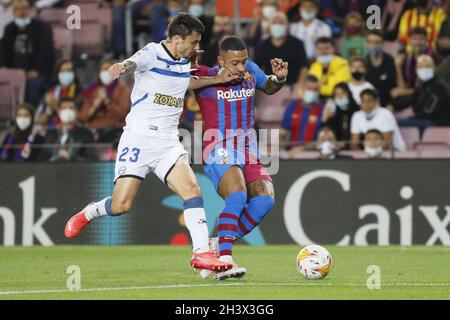 Barcelona, Spanien. Oktober 2021. Barcelona, Spanien, 30. Oktober 2021: Ximo Navarro (23 Alaves) und Memphis Depay (9 FC Barcelona) während des LaLiga Santander-Spiels zwischen Barcelona und Alaves im Camp Nou-Stadion in Barcelona, Spanien. Rafa Huerta/SPP Credit: SPP Sport Press Photo. /Alamy Live News Stockfoto