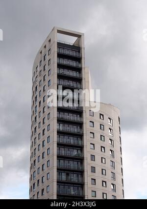 Clarence House ist ein 218 Meter hohes modernes Apartment- und Einzelhandelsgebäude in der hafengegend von leeds vor einem blau bewölkten Himmel Stockfoto