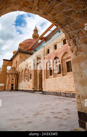 Die Moschee und das Minarett des Ishak Pascha-Palastes im Stadtteil Doğubeyazıt der Stadt Ağrı im Osten der Türkei. Stockfoto