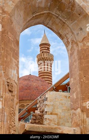 Die Moschee und das Minarett des Ishak Pascha-Palastes im Stadtteil Doğubeyazıt der Stadt Ağrı im Osten der Türkei. Stockfoto