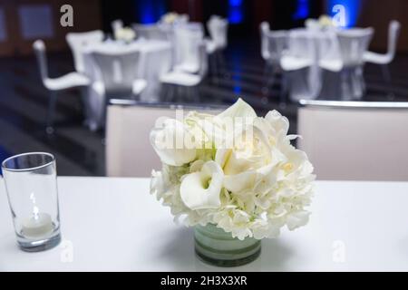 Blumenarrangements auf einer Veranstaltung. Stockfoto