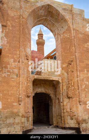 Die Moschee und das Minarett des Ishak Pascha-Palastes im Stadtteil Doğubeyazıt der Stadt Ağrı im Osten der Türkei. Stockfoto