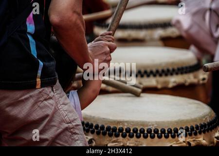 Bilder von Kindern, die den Taiko getroffen Stockfoto