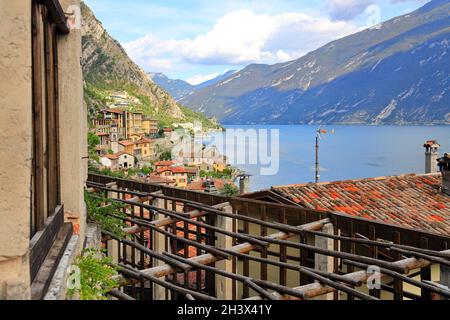 Das Zitronenhaus in Limone sul Garda am westlichen Ufer des Gardasees. Lombardei, Norditalien, Europa. Stockfoto