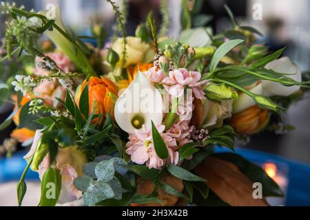 Blumenarrangements auf einer Veranstaltung. Stockfoto