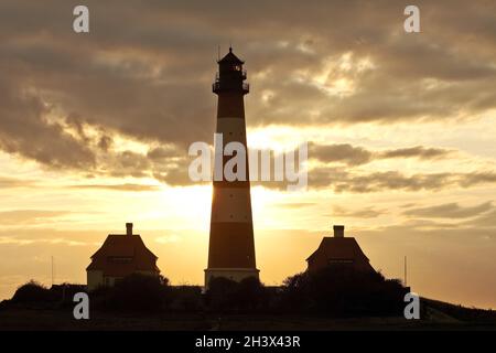 Westerhever Leuchtturm bei Sonnenuntergang, Nationalpark Wattenmeer, Nordsee, Nordfriesland, Deutschland, Europa Stockfoto