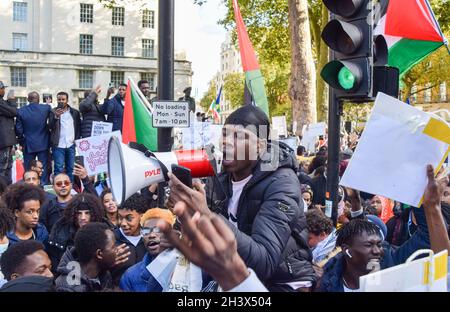 London, Großbritannien. Oktober 2021. Große Menschenmengen versammelten sich vor der Downing Street aus Protest gegen den Militärputsch im Sudan und forderten eine Rückkehr zur zivilen Herrschaft. Kredit: Vuk Valcic / Alamy Live Nachrichten Stockfoto