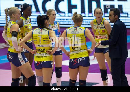 DANIELE SANTARELLI (Trainer Imoco Conegliano) mit Team während der Auszeit während des Vero Volley Monza gegen Imoco Volley Conegliano, Volleyball Ital Serie A1 Frauenspiel in Monza (MB), Italien, Oktober 30 2021 Stockfoto