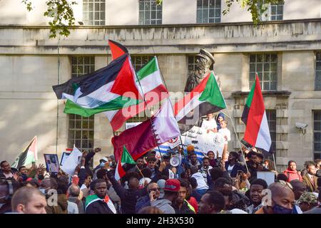 London, Großbritannien. Oktober 2021. Große Menschenmengen versammelten sich vor der Downing Street aus Protest gegen den Militärputsch im Sudan und forderten eine Rückkehr zur zivilen Herrschaft. Kredit: Vuk Valcic / Alamy Live Nachrichten Stockfoto