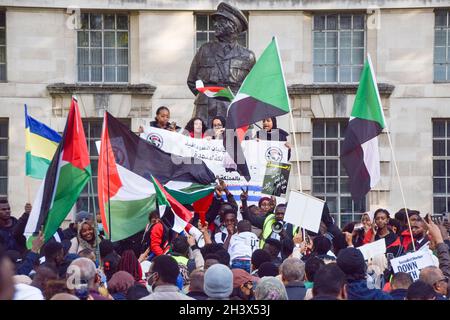 London, Großbritannien. Oktober 2021. Große Menschenmengen versammelten sich vor der Downing Street aus Protest gegen den Militärputsch im Sudan und forderten eine Rückkehr zur zivilen Herrschaft. Kredit: Vuk Valcic / Alamy Live Nachrichten Stockfoto