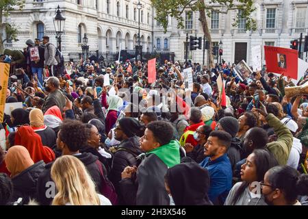 London, Großbritannien. Oktober 2021. Große Menschenmengen versammelten sich vor der Downing Street aus Protest gegen den Militärputsch im Sudan und forderten eine Rückkehr zur zivilen Herrschaft. Kredit: Vuk Valcic / Alamy Live Nachrichten Stockfoto