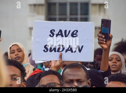 London, Großbritannien. Oktober 2021. Große Menschenmengen versammelten sich vor der Downing Street aus Protest gegen den Militärputsch im Sudan und forderten eine Rückkehr zur zivilen Herrschaft. Kredit: Vuk Valcic / Alamy Live Nachrichten Stockfoto