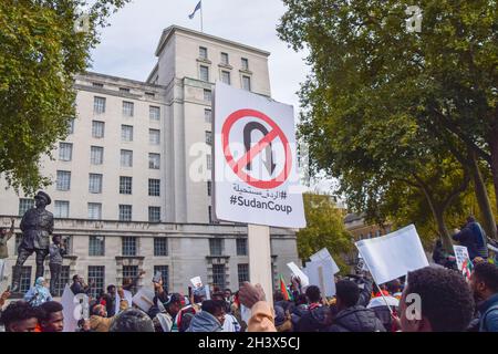 London, Großbritannien. Oktober 2021. Große Menschenmengen versammelten sich vor der Downing Street aus Protest gegen den Militärputsch im Sudan und forderten eine Rückkehr zur zivilen Herrschaft. Kredit: Vuk Valcic / Alamy Live Nachrichten Stockfoto