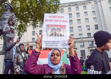 London, Großbritannien. Oktober 2021. Große Menschenmengen versammelten sich vor der Downing Street aus Protest gegen den Militärputsch im Sudan und forderten eine Rückkehr zur zivilen Herrschaft. Kredit: Vuk Valcic / Alamy Live Nachrichten Stockfoto