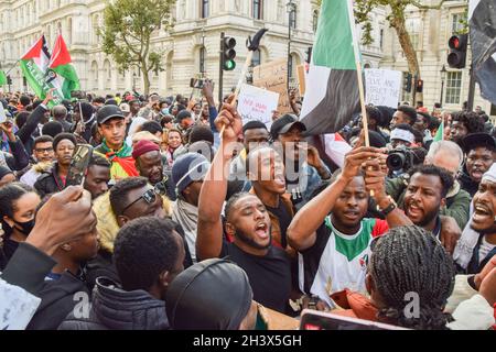 London, Großbritannien. Oktober 2021. Große Menschenmengen versammelten sich vor der Downing Street aus Protest gegen den Militärputsch im Sudan und forderten eine Rückkehr zur zivilen Herrschaft. Kredit: Vuk Valcic / Alamy Live Nachrichten Stockfoto