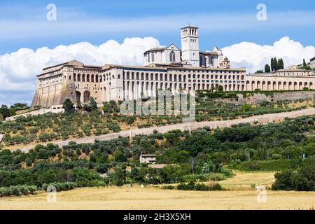 Assisi Dorf in Umbrien, Italien. Die wichtigste italienische Basilika, die dem Heiligen Franziskus geweiht ist - San Francesco. Stockfoto