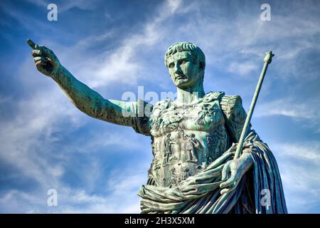 Die statue des römischen Kaiser Gaius Julius Caesar in Rom, Italien. Konzept für Autorität, Dominanz, Führung und Führung. Stockfoto