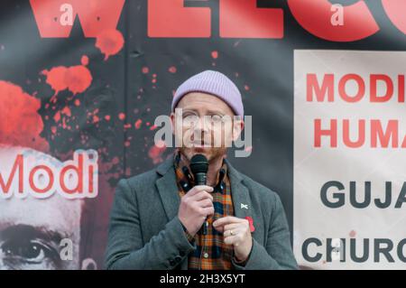 Glasgow, Schottland, Großbritannien. 30. Oktober 2021: Martin Docherty-Hughes, Abgeordneter von West Dunbartonshire, hält eine Rede vor den Menschen, die am George Square versammelt sind, um Solidarität mit Jaggi Singh Johal zu zeigen, einem Sikh-Menschenrechtsaktivisten aus Schottland, der von der indischen Regierung entführt, gefoltert und fälschlicherweise inhaftiert wurde. Kredit: Skully/Alamy Live Nachrichten Stockfoto