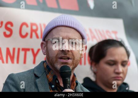 Glasgow, Schottland, Großbritannien. 30. Oktober 2021: Martin Docherty-Hughes, Abgeordneter von West Dunbartonshire, hält eine Rede vor den Menschen, die am George Square versammelt sind, um Solidarität mit Jaggi Singh Johal zu zeigen, einem Sikh-Menschenrechtsaktivisten aus Schottland, der von der indischen Regierung entführt, gefoltert und fälschlicherweise inhaftiert wurde. Kredit: Skully/Alamy Live Nachrichten Stockfoto