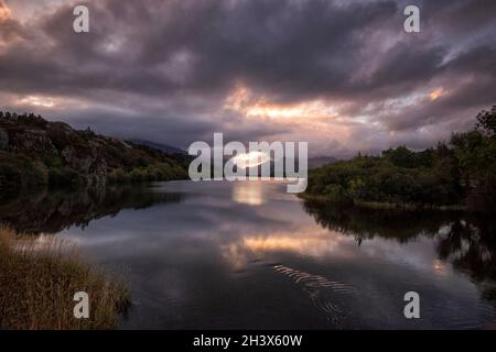 Sonnenaufgang auf Llyn Padarn in Llanberis, Snowdonia National Park, Wales, Großbritannien Stockfoto