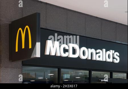 Schild über einem McDonalds Burger Restaurant in leeds Stockfoto