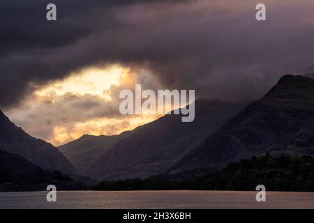 Sonnenaufgang auf Llyn Padarn in Llanberis, Snowdonia National Park, Wales, Großbritannien Stockfoto