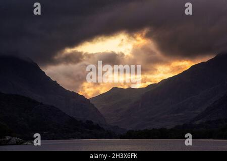 Sonnenaufgang auf Llyn Padarn in Llanberis, Snowdonia National Park, Wales, Großbritannien Stockfoto