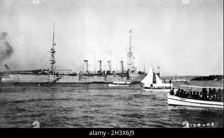 Foto eines Schlachtschiffs, der HMS Powerful, eines britischen Kreuzers und mehrerer kleinerer Boote im Hafen von Sydney am 20. August 1908. Stockfoto