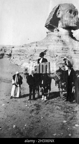 Touristen aus der kanadischen Band, den Kilties, auf der Sphinx, Gizeh-Hochebene, Ägypten, 1909 Stockfoto