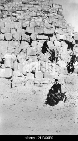 Touristen von der kanadischen Band, The Kilties, an der Großen Pyramide von Gizeh, Ägypten, 1909 Stockfoto