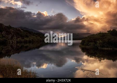 Sonnenaufgang auf Llyn Padarn in Llanberis, Snowdonia National Park, Wales, Großbritannien Stockfoto