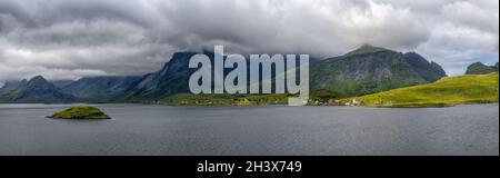 Ein Panoramablick auf die Lofoten-Inseln im Norden Norwegens unter einem bewölkten und bewölkten Himmel mit Blick auf den Selfjord Stockfoto